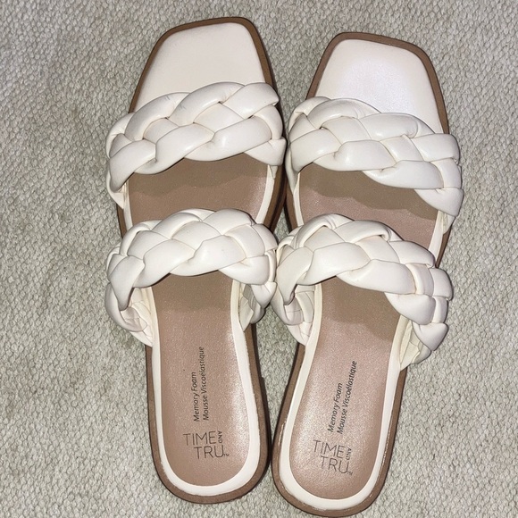 Time and Tru Shoes - Time and Tru women’s size 7 off White Braided memory foam Sandals